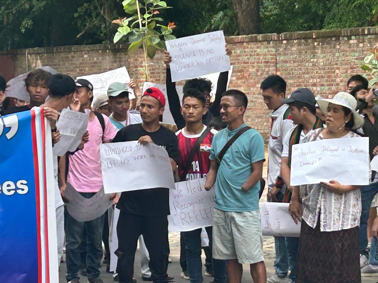 आज दिनांक 20 जून को जंतर मंतर पर धरना प्रदर्शन हुआ                     चिन शरणार्थी समिति<br><br>बी-23ए, द्वितीय तल, 20 फीट रोड।<br><br>चाणक्य प्लेस पार्ट 1. उत्तम नगर, न्यू डे-11099<br><br>ईमेल<br><br>आदर्श वाक्य: एक दूसरे की सेवा करो<br><br>संदर्भ: सीआरसी क्रो/81/2025<br><br>को<br><br>तारीख<br><br>मिशन प्रमुख यूएनएचसीआर कार्यालय 82/16, वसंत विहार<br><br>प्रिय मैडम,<br><br>हम आपको म्यांमार में शरण लेने वाले शरणार्थी और शरण चाहने वालों की ओर से लिख रहे हैं, जिनमें से कई 2021 में सैन्य तख्तापलट के बाद भाग गए थे। म्यांमार में सैन्य तख्तापलट के बाद, मार जुंटा ने हजारों निर्दोष नागरिकों को बेरहमी से मार डाला। मामले को बदतर बनाने के लिए, गांवों को जला दिया गया, जिससे लोग निराश और असहाय हो गए। इन कारकों के कारण कई शरणार्थियों को अपने जीवन की सुरक्षा के लिए मलेशिया, थाईलैंड और भारत भागना पड़ा। हालाँकि, यह जानकर बहुत दुख हुआ कि 2021 के तख्तापलट के बाद म्यांमार के किसी भी शरणार्थी को UNHCR द्वारा शरणार्थी के रूप में मान्यता नहीं दी गई है, जिसमें भारत सरकार द्वारा निर्धारित सख्त सुरक्षा उपायों सहित अनगिनत समस्याएँ और चुनौतियाँ हैं।<br><br>हम सम्मानपूर्वक और दृढ़ता से यह व्यक्त करना चाहते हैं कि हम UNHCR की कार्यान्वयन भागीदार एजेंसी (BOSCO) द्वारा प्रस्तावित ऐसे फंड को स्वीकार करने या वर्तमान गंभीर परिस्थितियों में प्रस्तावित समारोह में भाग लेने की स्थिति में नहीं हैं। हमारे कारण हमारी कानूनी, मानवीय और सुरक्षा वास्तविकताओं में गहराई से निहित हैं, जिन्हें हम उम्मीद करते हैं कि UNHCR स्वीकार करेगा और संबोधित करेगा<br><br>यद्यपि हम विश्व स्तर पर शरणार्थियों के अधिकारों को बढ़ावा देने में यूएनएचसीआर और साझेदार एजेंसियों के काम को बहुत महत्व देते हैं, फिर भी हमें कई महत्वपूर्ण चिंताओं को सम्मानपूर्वक उजागर करना चाहिए, जो कई शरणार्थियों, विशेष रूप से म्यांमार से वर्तमान में भारत में रह रहे शरणार्थियों के लिए, इस पहल में अपेक्षित रूप से भाग लेना – प्रतीकात्मक और व्यावहारिक रूप से – कठिन बना रही हैं:<br><br>1. कानूनी मान्यता और संरक्षण का अभाव<br><br>म्यांमार में 2021 के सैन्य तख्तापलट के बाद से, हजारों लोग उत्पीड़न, सशस्त्र संघर्ष और म्यांमार में गंभीर मानवाधिकार उल्लंघन के कारण देश छोड़कर भाग गए हैं। हममें से कई लोगों को भारतीय कानून के तहत शरणार्थी के रूप में मान्यता नहीं दी गई है, न ही 2021 के बाद से UNHCR द्वारा दस्तावेज़ जारी किए गए हैं। यह बिल्कुल स्पष्ट है कि हम म्यांमार के नागरिकों को UNHCR (भारत) द्वारा छोड़ दिया जा रहा है और हमें आधिकारिक तौर पर शरणार्थी के रूप में मान्यता नहीं दी गई है, और इसके बजाय हमें हिरासत में लिए जाने, निर्वासन या लंबे समय तक राज्यविहीन होने का खतरा है। औपचारिक शरणार्थी स्थिति या कानूनी सुरक्षा के बिना, हमसे हमारी “शरणार्थी पहचान” का जश्न मनाने के लिए कहना कपटपूर्ण, दर्दनाक और विरोधाभासी लगता है। परिणामस्वरूप:हमें सुरक्षा और कानूनी दर्जा देने से मना किया गया<br><br>हम कानूनी रूप से काम नहीं कर सकते, स्वतंत्र रूप से शिक्षा प्राप्त नहीं कर सकते, या गिरफ्तारी या निर्वासन के डर के बिना आगे नहीं बढ़ सकते<br><br>2. वर्तमान सुरक्षा एवं राजनीतिक चुनौतियाँ<br><br>भारत में मौजूदा राजनीतिक माहौल, जिसमें मौजूदा सत्तारूढ़ सरकार के तहत बढ़ती प्रतिबंधात्मक नीतियां शामिल हैं, ने शरणार्थी आबादी के लिए जीवन को और भी अधिक अनिश्चित बना दिया है। निगरानी, बुनियादी सेवाओं तक सीमित पहुंच और दस्तावेज़ों की कमी के कारण बढ़ती भेद्यता ने हमारे दैनिक संघर्षों को और भी जटिल बना दिया है।<br><br>भारत में राजनीतिक स्थिति पर टिप्पणी (2025)<br><br>1. भाजपा नेतृत्व वाली सरकार जारी:<br><br>प्रधानमंत्री नरेंद्र मोदी के नेतृत्व में भारतीय जनता पार्टी (भाजपा) 2024 के आम चुनावों के बाद भी सत्ता पर काबिज रहेगी।<br><br>सरकार राष्ट्रवादी और सुरक्षा-केंद्रित एजेंडा रखती है, जिसमें अक्सर आंतरिक सुरक्षा, सीमा नियंत्रण और राष्ट्रीय पहचान पर जोर दिया जाता है।<br><br>2. सख्त आव्रजन और शरणार्थी नीतियां:<br><br>भारत के पास कोई राष्ट्रीय शरणार्थी कानून नहीं है, तथा उसने 1951 के संयुक्त राष्ट्र शरणार्थी सम्मेलन या उसके 1967 के प्रोटोकॉल पर हस्ताक्षर नहीं किये हैं।<br><br>सरकार शरणार्थियों और अवैध प्रवासियों को अंतर्राष्ट्रीय संरक्षण की आवश्यकता वाले व्यक्तियों के बजाय अवैध विदेशियों के रूप में मानती है।<br><br>3. विदेशी नागरिकों पर बढ़ता दबाव:<br><br>हाल के वर्षों में अवैध विदेशियों पर कार्रवाई में वृद्धि देखी गई है, जिसमें हिरासत, निर्वासन और सख्त वीज़ा नियम शामिल हैं।<br><br>इससे भारत में बिना किसी औपचारिक मान्यता के रह रहे सभी शरणार्थी और शरण चाहने वाले प्रभावित होंगे।<br><br>भारत में शरणार्थियों के सामने आने वाली चुनौतियाँ (2025)<br><br>1. म्यांमार से आए शरणार्थियों को कानूनी मान्यता न मिलना<br><br>म्यांमार में 2021 के सैन्य तख्तापलट के बाद से कई लोग शरण लेने के लिए भारत भाग गए हैं।<br><br>हालाँकि, भारत सरकार ने उन्हें अवैध प्रवासी मानते हुए शरणार्थी के रूप में मान्यता देने से इनकार कर दिया है<br><br>यूएनएचसीआर भारत ने 2021 के बाद म्यांमार के नागरिकों को नए शरणार्थी कार्ड जारी करना बंद कर दिया, जिससे कई लोग अपंजीकृत और असुरक्षित रह गए।<br><br>2. गिरफ्तारी और निर्वासन का जोखिम<br><br>म्यांमार से विशेषकर रोहिंग्या मुसलमानों और चिन ईसाइयों को हिरासत में लेने और निर्वासित करने के कई मामले सामने आए हैं